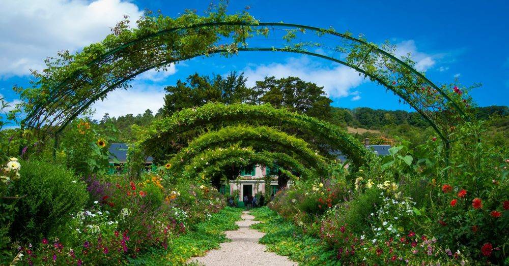 Gartenweg entsiegelt mit Schotter Blumenspalier