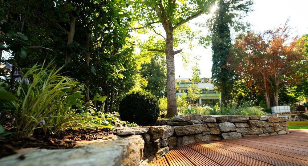 Garten Terasse Natursteinbegrenzung